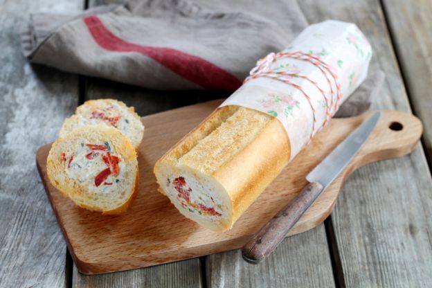 Gefülltes Baguette mit Frischkäse und Paprika