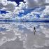 Bewundern das Spiegelbild des Himmels in Salar de Uyuni, Bolivien