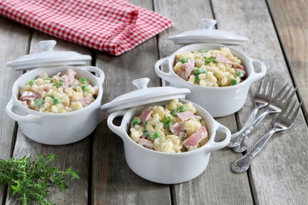 Nudeln mit Schinken und Erbsen in Bechamelsauce