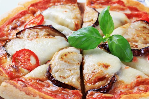 Pizza aus der Pfanne mit gebratener Aubergine, Ricotta und Minze