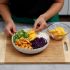 Poke Bowl mit Kakis, Shrimps und Rotkohl