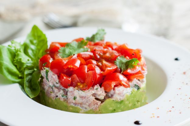 Tartar mit Kirschtomaten, Thunfisch und Avocado