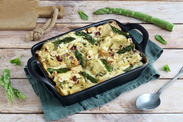 Vegane Lasagne mit grünem Spargel und Tofu