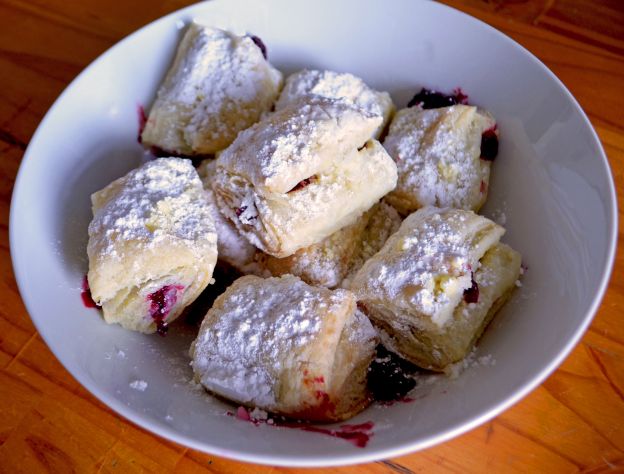 Blätterteigtaschen mit Kirschen