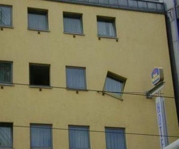 Ein Fenster tanzt doch immer aus der Reihe! Ok... eigentlich nicht.