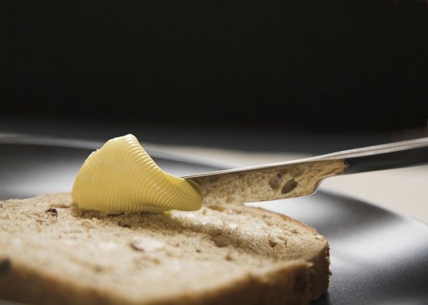 Butter aus dem Kühlschrank nehmen
