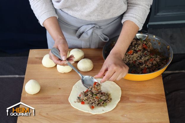 Die Pfannkuchen füllen