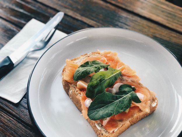 Frischkäse, Lachs und Rucola