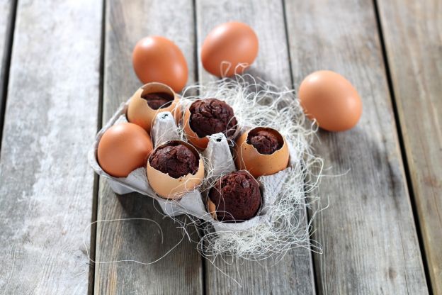 Süße Osterüberraschung: Schokomuffin im Ei