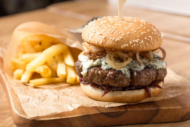 Burger und Pommes