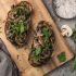 Knoblauchbrot mit Champignons