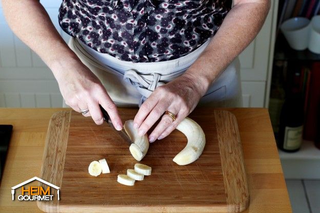 Bananen in Scheiben schneiden