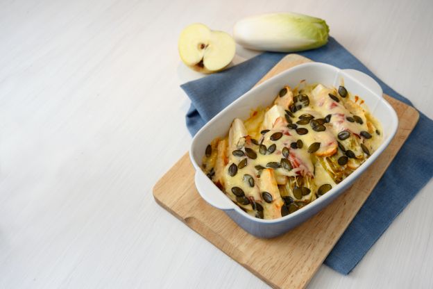 Überbackener Chicorée mit Äpfeln und Schinken