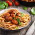 Spaghetti mit Tomatensauce und Linsenbällchen