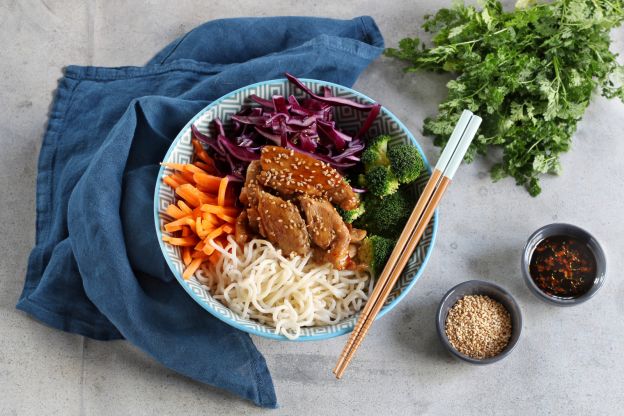 Ramen Buddha-Bowl mit karamellisiertem Hähnchenfleisch