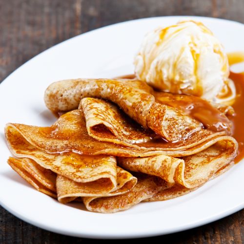 Pfannkuchen mit Eis und gesalzenem Karamell