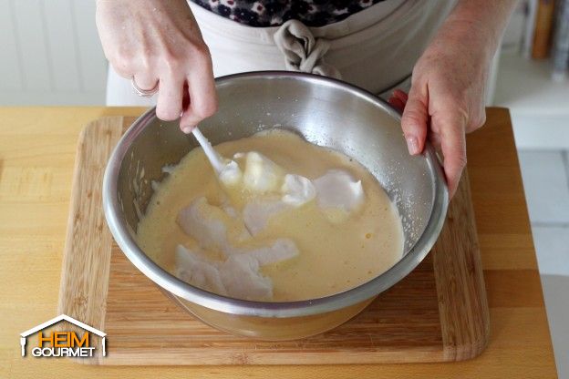 Den Eischnee unter die andere Mischung heben