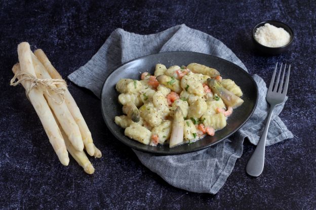 Gnocchi mit Spargelcremesauce und Garnelen
