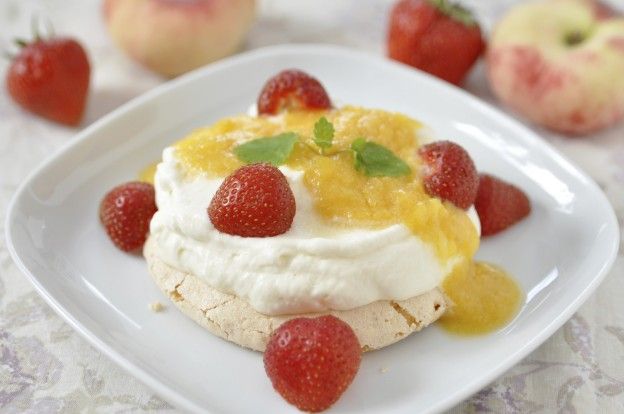 Pavlova mit Pfirsichen