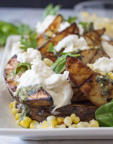 Gegrillte Knoblauch-Kartoffel-Spalten mit Mais, Pesto und Büffelmozzarella