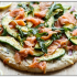 83. Pizza mit geräuchertem Lachs und Avocado