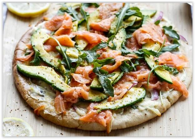83. Pizza mit geräuchertem Lachs und Avocado
