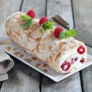 Kuchenrolle mit Baiser und Himbeeren