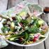 Salat mit Radieschen, grünem Spargel und Käse