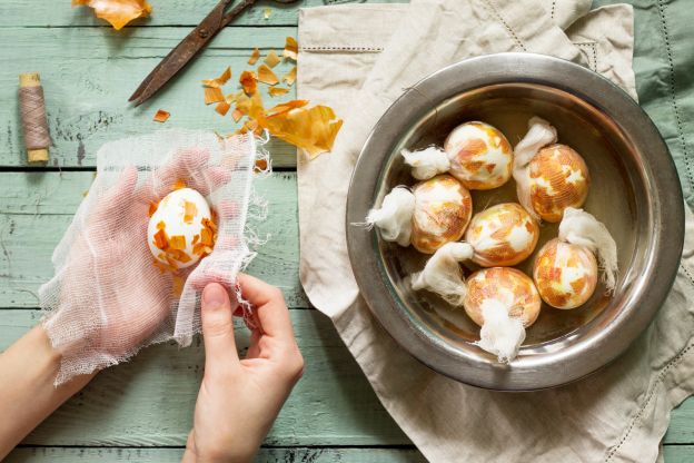 Gelb-orange mormoriert mit Zwiebelschalen