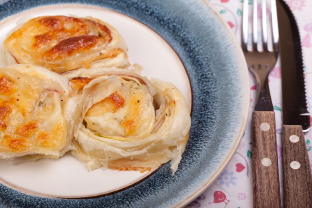 Herzhaft gefüllte Blätterteigschnecken mit Schinken, Käse und Zucchini