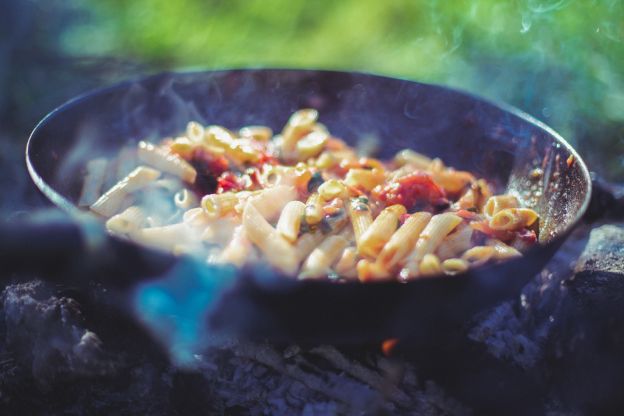 One Pot Pasta mit Gemüse auf dem Campingkocher