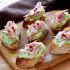 Crostinis mit Gurkencreme und Schinken