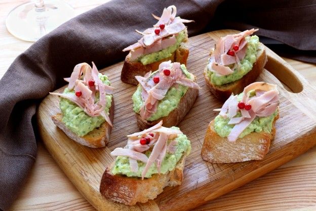 Crostinis mit Gurkencreme und Schinken