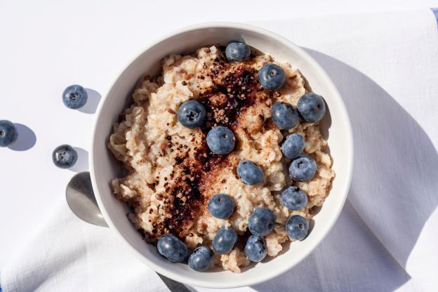 Haferflocken-Porridge mit Beeren und Leinsamen