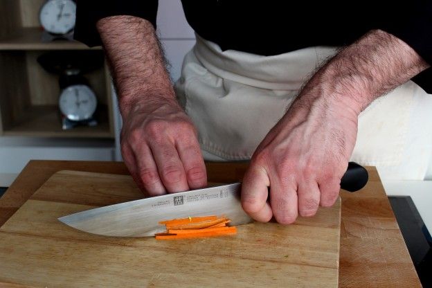 Karotten in Stifte schneiden