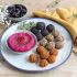 Rote-Bete-Hummus mit dreierlei Falafel