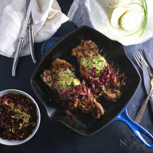 Gegrilltes Steak mit Blaukäse und Schnittlauchbutter