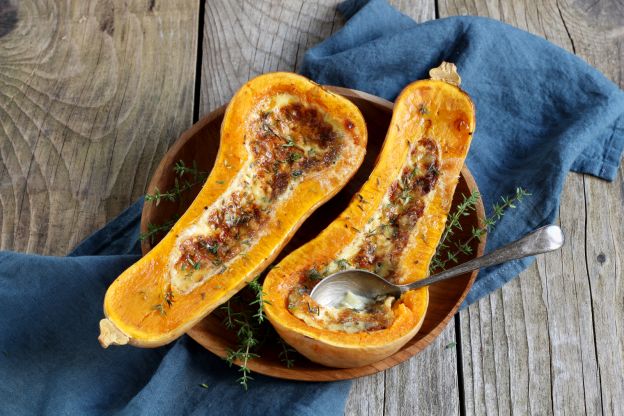 Gebackener Butternut mit Käse gefüllt