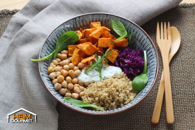 Buddha-Bowl mit Süßkartoffeln, Quinoa und Joghurtsauce