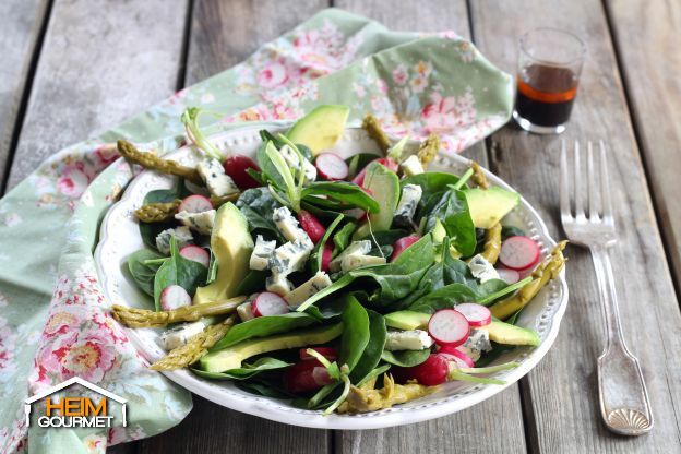 Frühlingssalat mit Spinat, Spargel und Blauschimmelkäse