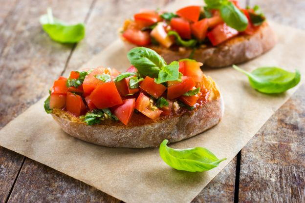 Toast mit Tomaten und Basilikum