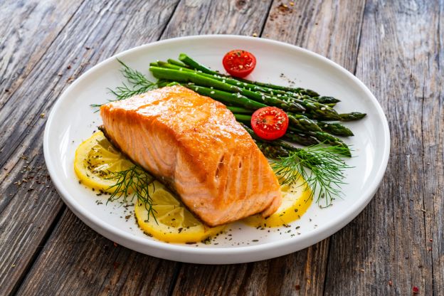 Lachs mit Spargel und Zitronenbutter