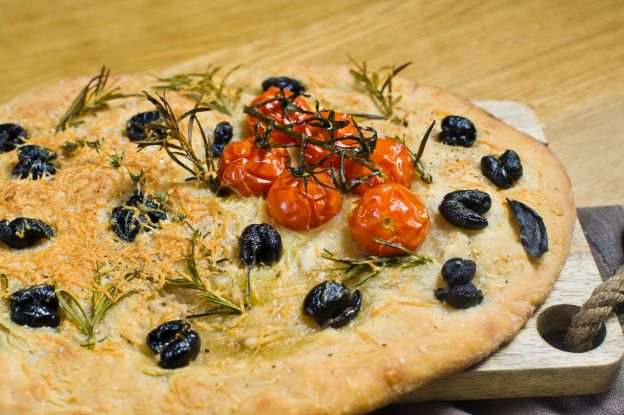 Focaccia mit Oliven und Rosmarin - herrlich italienisch