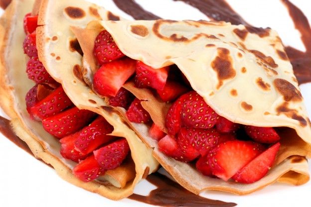 Crêpes mit Erdbeeren und Schokolade