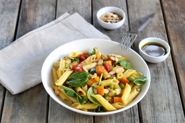 Glutenfreier Penne-Salat mit knackigem Gemüse und Curry-Dressing