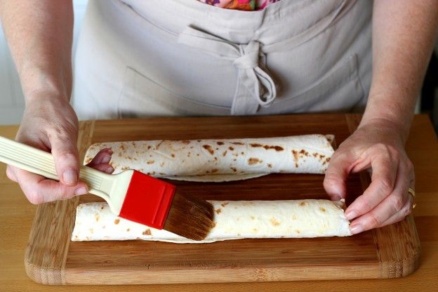 Die Tortillas bepinseln