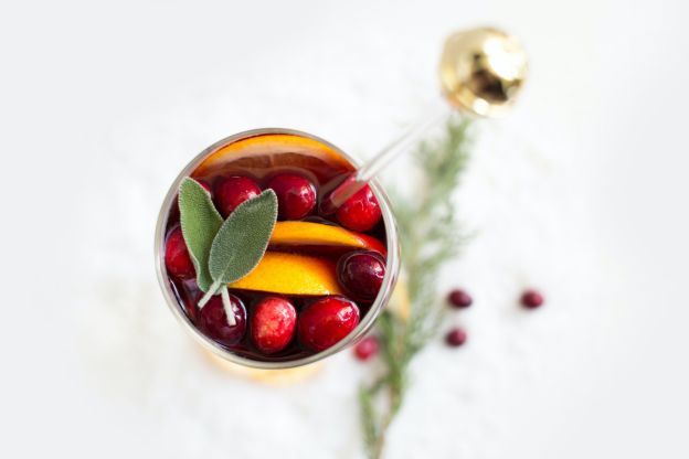 Sangria mit Erdbeeren und Blaubeeren