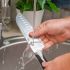 Messer vor Kuchenschneiden mit Wasser abspülen