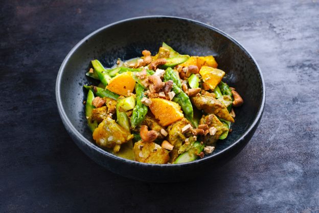 Gelbes Curry mit grünem Spargel