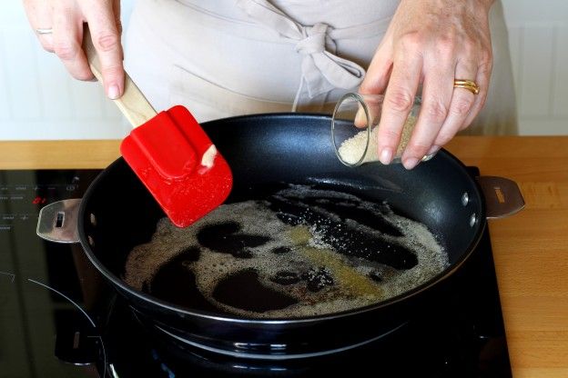 Die Butter schmelzen und den Zucker hinzufügen